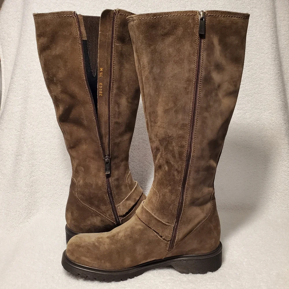 LA CANADIENNE HYACINTH BUCKLE SUEDE BOOT IN STONE